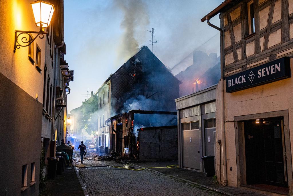 Der Schaden dürfte nach ersten Einschätzungen der Feuerwehr in die Millionen gehen. - Foto: Joshua Rzepka/onw-images/dpa