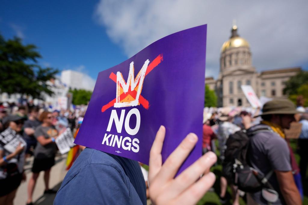 «No Kings» (Keine Könige) war das übergreifende Motto der Proteste. - Foto: Mike Stewart/AP/dpa