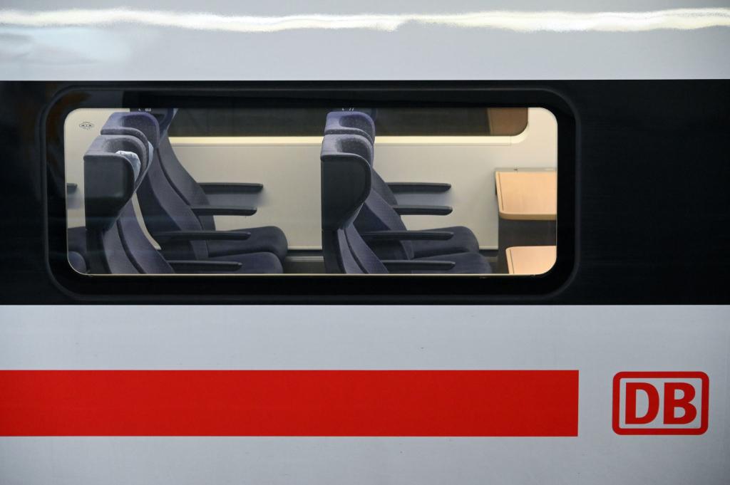 Sitzplatzreservierungen im Fernverkehr der Bahn sind zum Fahrplanwechsel am Sonntag teurer geworden. Die Familienreservierungen hat der Konzern zudem trotz aller Kritik abgeschafft. (Archivbild) - Foto: Uwe Zucchi/dpa