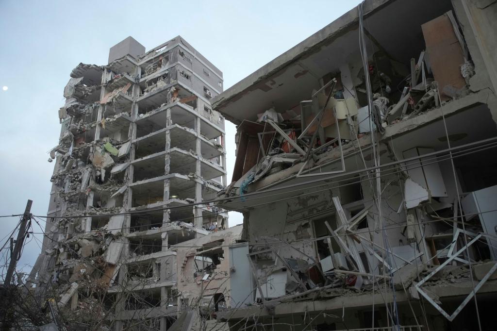 Mehrerer Gebäude in Israel wurden durch Irans Angriffe getroffen. - Foto: Ohad Zwigenberg/AP/dpa