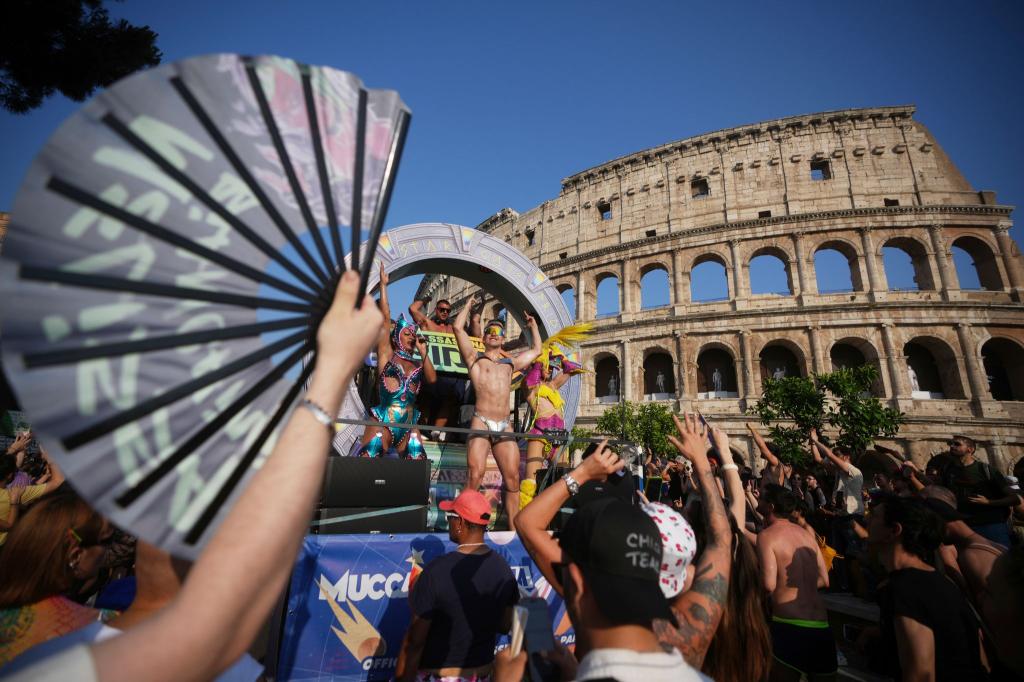 Die jährliche Demonstration ist eine Feier der LGBTQI+-Gemeinschaft und setzt sich für deren Rechte ein. - Foto: Alessandra Tarantino/AP/dpa