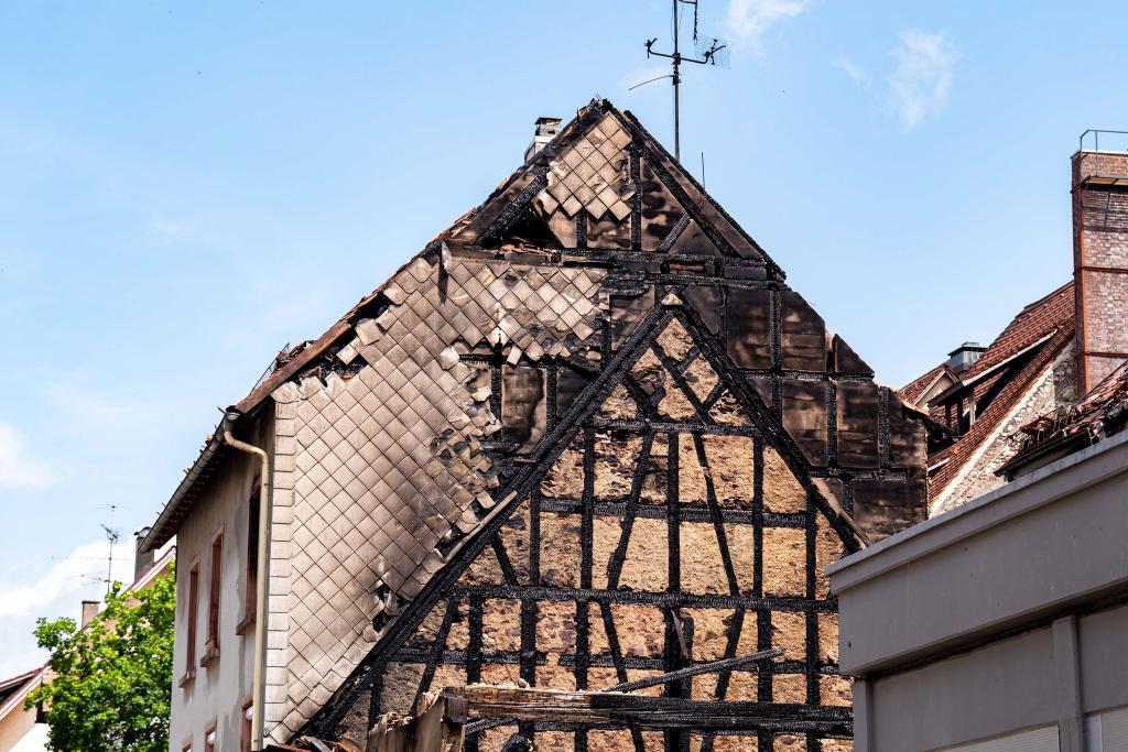 Nach dem Großbrand in der Innenstadt von Villingen sind die Häuser zunächst nicht mehr bewohnbar, zwei der sechs Gebäude sind zum Teil eingestürzt. - Foto: Joshua Rzepka/onw-images/dpa