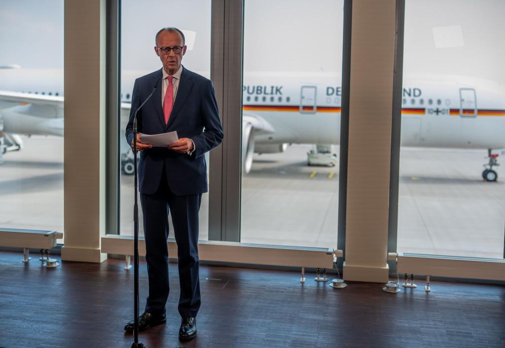 Bundeskanzler Merz fliegt zum G7-Gipfel - und dort wird auch die Eskalation im Konflikt zwischen Israel und dem Iran wei oben auf der Agenda stehen. - Foto: Michael Kappeler/dpa