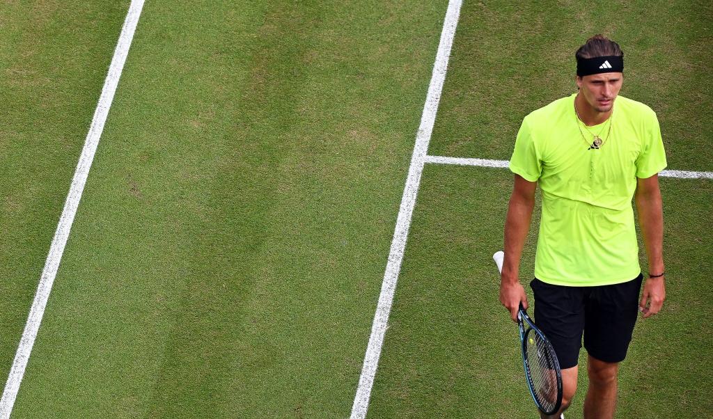 Alexander Zverev verlor den ersten Satz gegen Taylor Fritz nach einem schwächeren Aufschlagspiel. - Foto: Marijan Murat/dpa