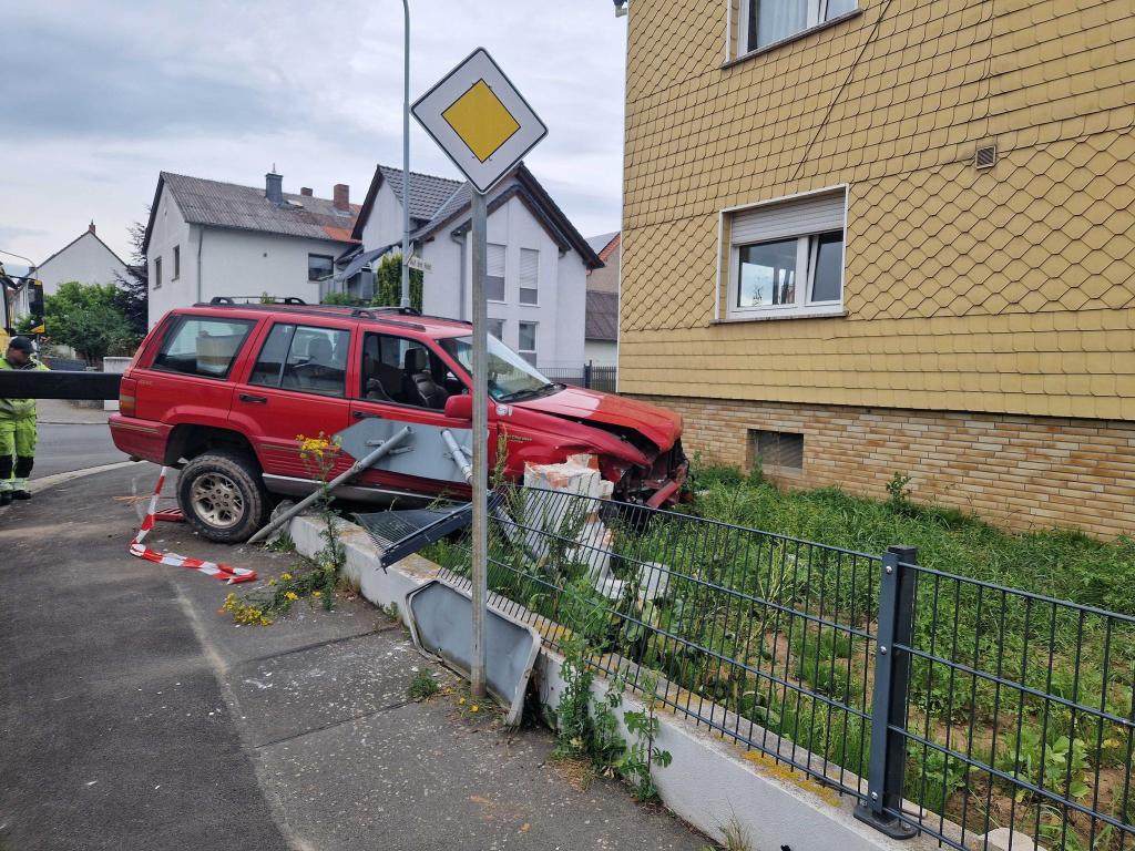 Die beiden Fahrerinnen wurden bei dem Unfall leicht verletzt und in ein Krankenhaus gebracht. - Foto: Carolin Eckenfels/dpa