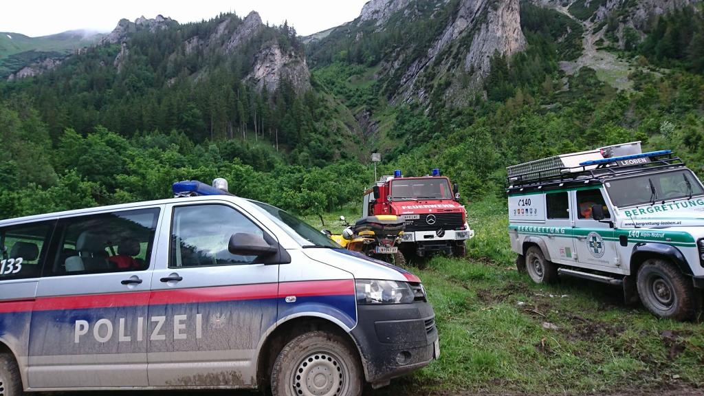 Die Frau stürzte etwa 30 Meter tief. (Symbolbild) - Foto: Roland Theny/Filmteam-Austria/dpa