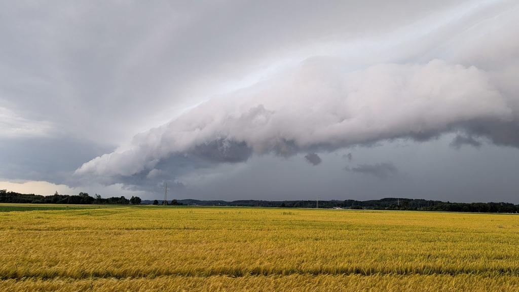 In Baden-Württemberg formiert sich am Abend nordwestlich von Memmingen eine Unwetterzelle. - Foto: Simon Zeiher/onw-images/dpa