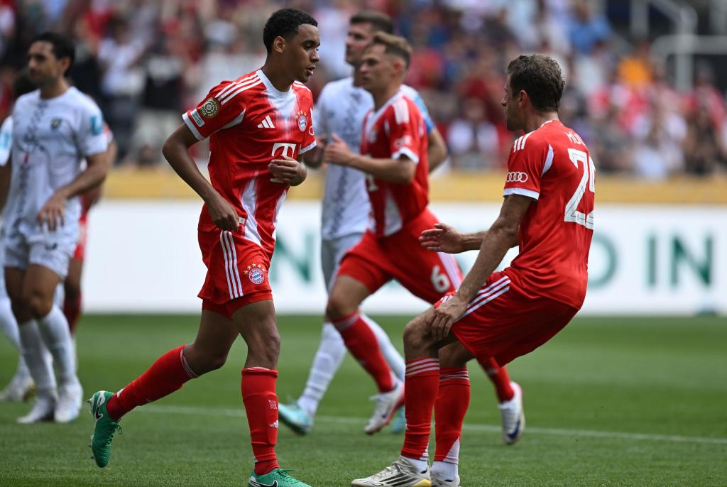 Dem spielfreudigen Jamal Musiala (l) reichten 30 Comeback-Minuten zum Hattrick. Mit ihm jubelt Thomas Müller (r). - Foto: Sven Hoppe/dpa