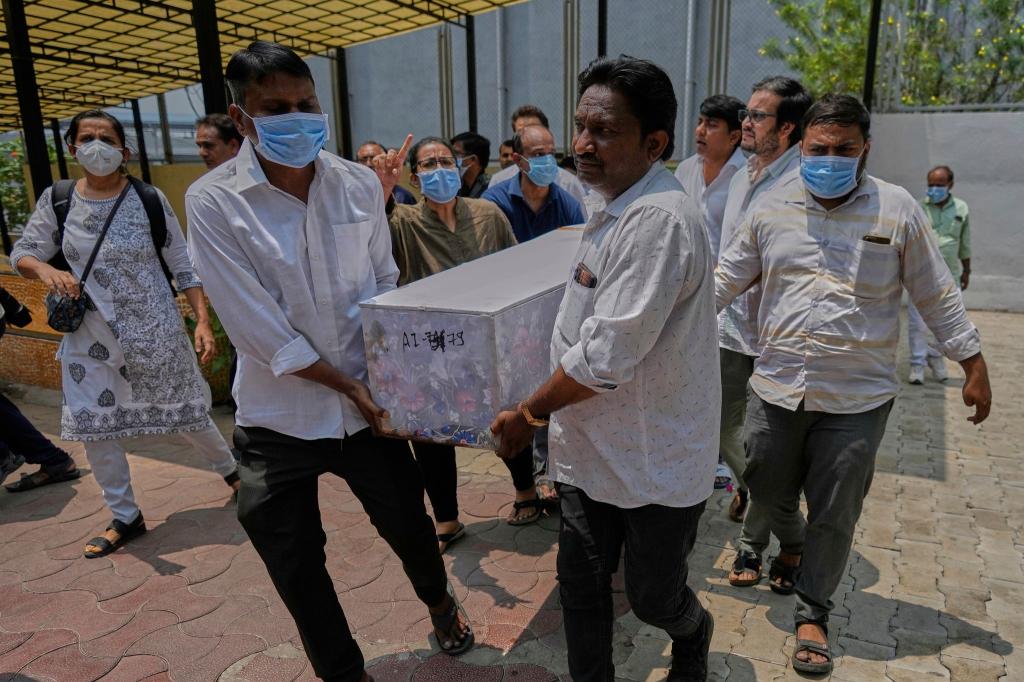 Bei der Katastrophe in Ahmedabad im Bundesstaat Gujarat kamen nach übereinstimmenden Medienberichten mindestens 270 Menschen im Flugzeug und am Boden ums Leben. - Foto: Rafiq Maqbool/AP/dpa