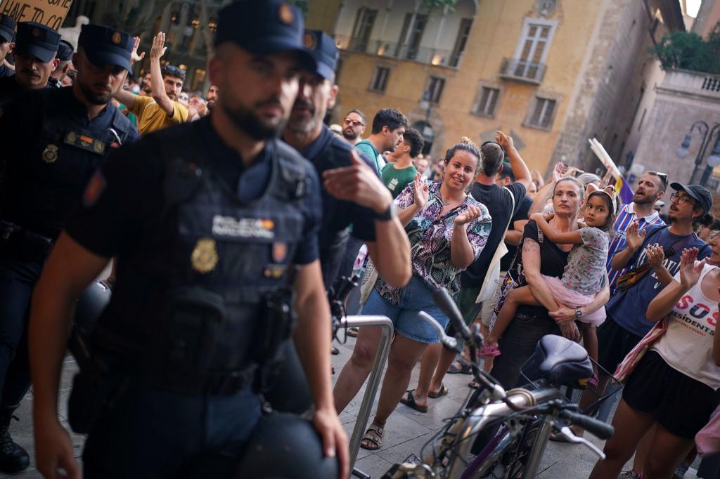 An der Demonstration nahmen auch viele Familien mit kleinen Kindern teil. - Foto: Joan Mateu Parra/AP/dpa