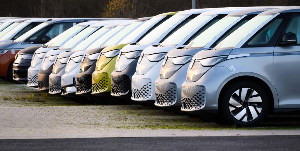 «Die elektrische Plattform steht», sagt Ministerpräsident Lies über den kriselnden Autokonzern Volkswagen. (Archivbild) - Foto: Julian Stratenschulte/dpa