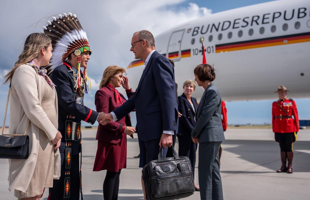 Steven Crowchild von der indigenen Tsuut’ina Nation begrüßte Kanzler Friedrich Merz in Calgary. - Foto: Michael Kappeler/dpa