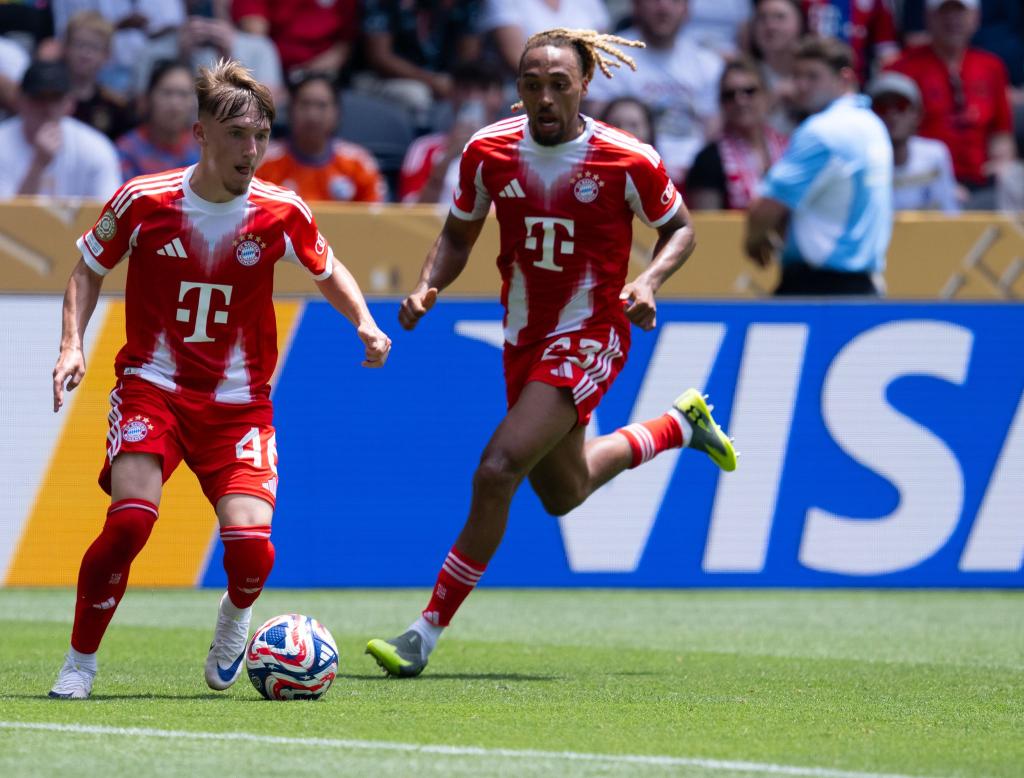 Klein, aber oho: Lennart Karl setzt mit dem Ball am linken Fuß zum Dribbling an. - Foto: Sven Hoppe/dpa