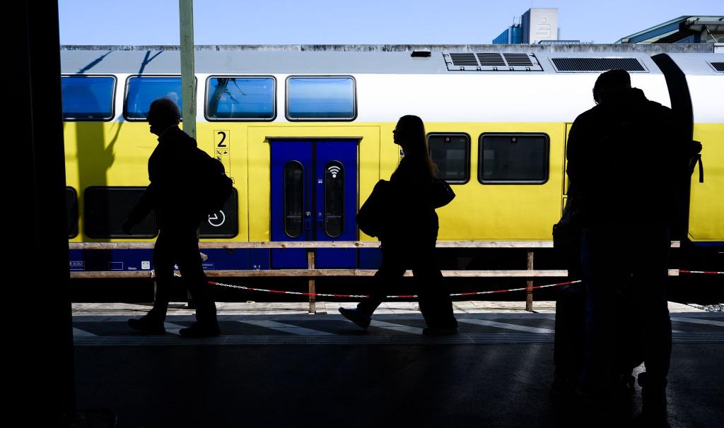 Das Deutschlandticket hat den Nahverkehr verändert. (Archivbild) - Foto: Julian Stratenschulte/dpa
