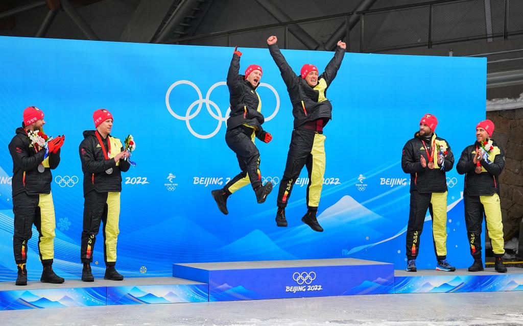 Thorsten Margis (4 v l) wechselt ins Team Johannes Lochner (l) und fährt dann gegen Goldmedaillengewinner Francesco Friedrich. - Foto: Michael Kappeler/dpa
