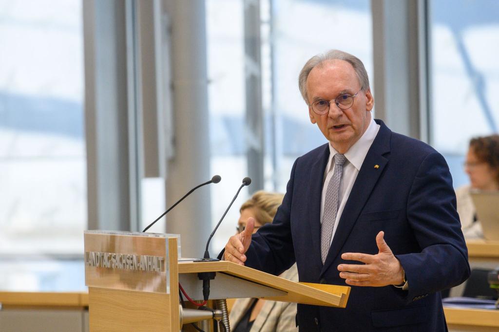 Sachsen-Anhalts Ministerpräsident Reiner Haseloff (CDU) würde nach eigenen Worten im Falle einer AfD-Regierung über einen Wegzug nachdenken - Foto: Klaus-Dietmar Gabbert/dpa