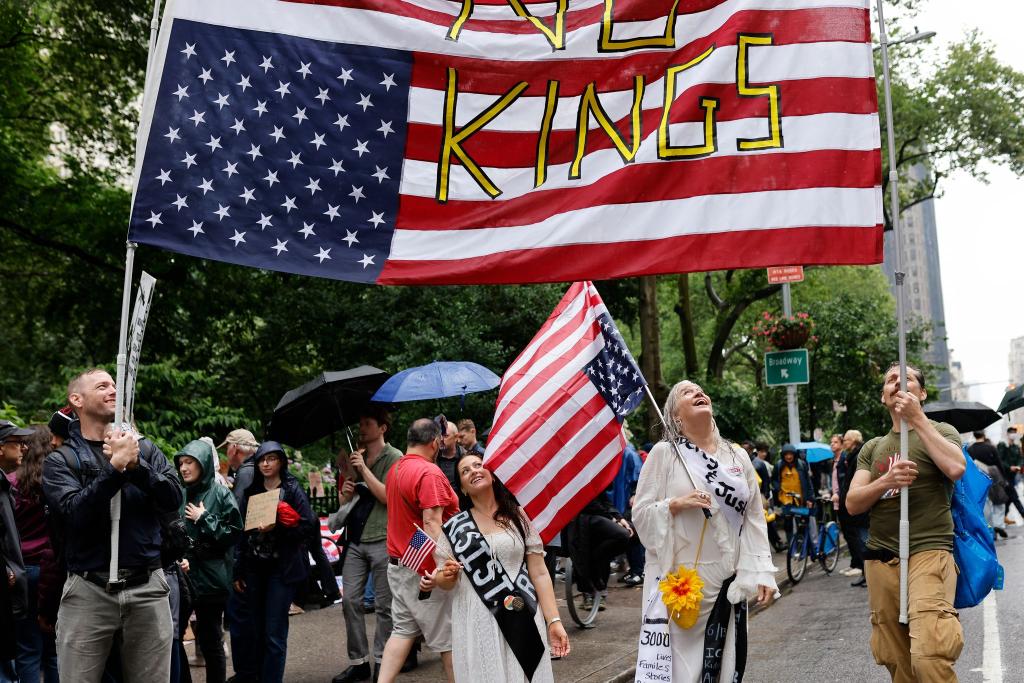 «No Kings» (Keine Könige) war das übergreifende Motto der Proteste. - Foto: Stefan Jeremiah/AP/dpa