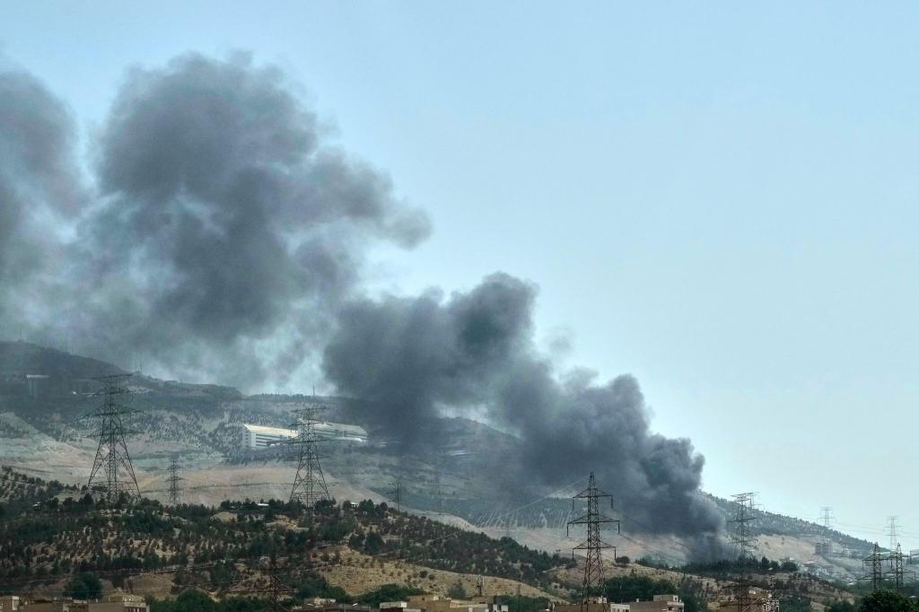 Israel greift unter anderem Atomanlagen und Verteidigungsstellungen an - aber auch Öllager wie dieses. - Foto: Vahid Salemi/AP/dpa