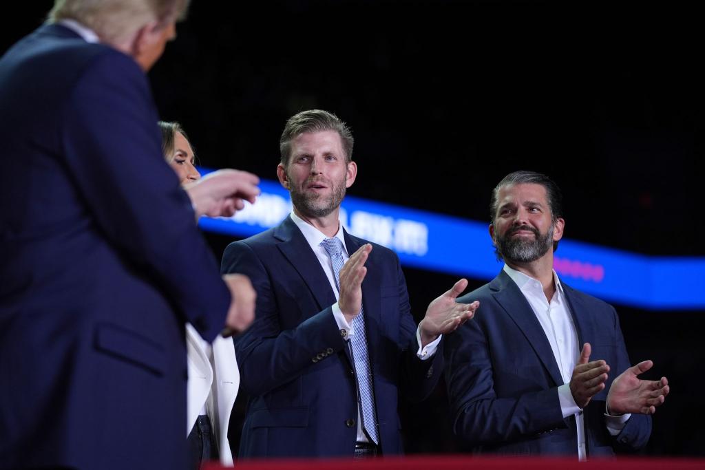 Unter dem Namen «Trump Mobile» sollen ein eigener Handyvertrag und ein Smartphone namens «T1» auf den Markt kommen. (Archivbild) - Foto: Evan Vucci/AP/dpa