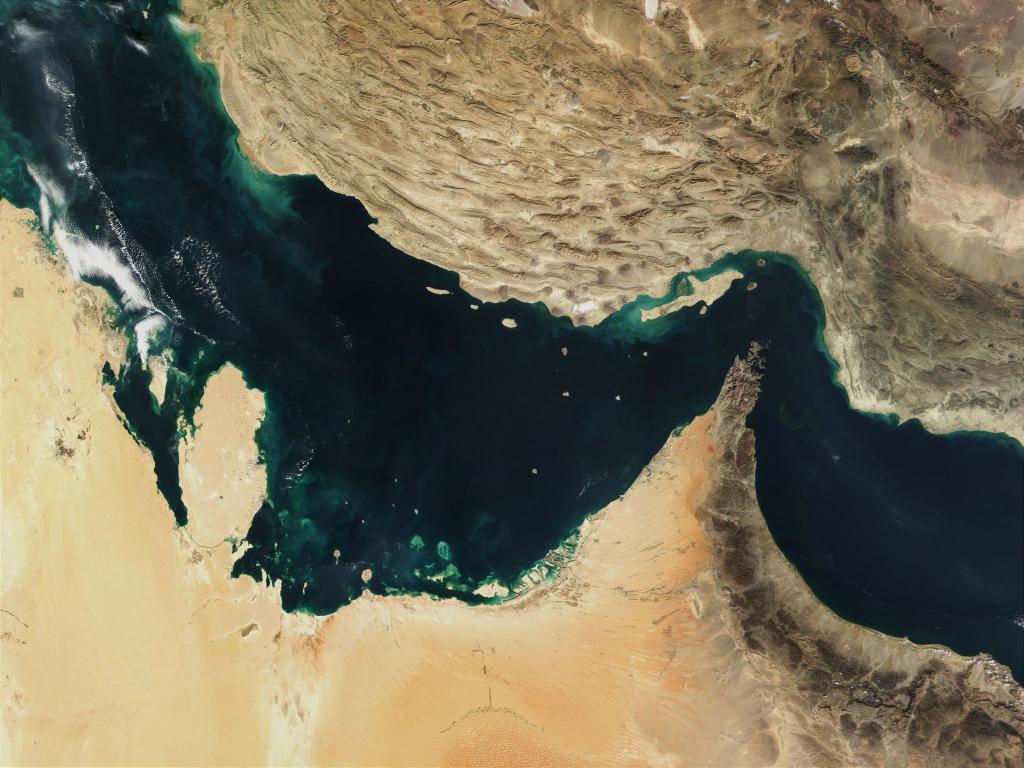 Der Persische Golf grenzt an die Straße von Hormus. (Archivbild) - Foto: -/The Visible Earth/NASA/dpa