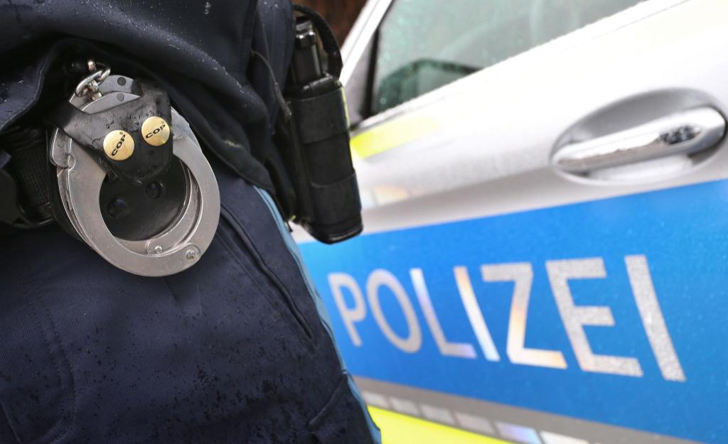 Bei einem Einsatz in Schwerin sind Polizeibeamte angegriffen und verletzt worden. (Symbolbild) - Foto: Karl-Josef Hildenbrand/dpa