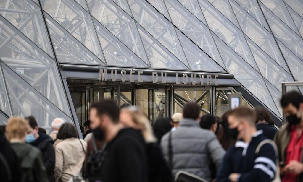 Louvre-Personal kann nicht mehr - bis zu 20.000 Besucher drängen sich täglich allein vor der weltberühmten «Mona Lisa» von Leonardo da Vinci. - Foto: Alain Jocard/AFP/dpa
