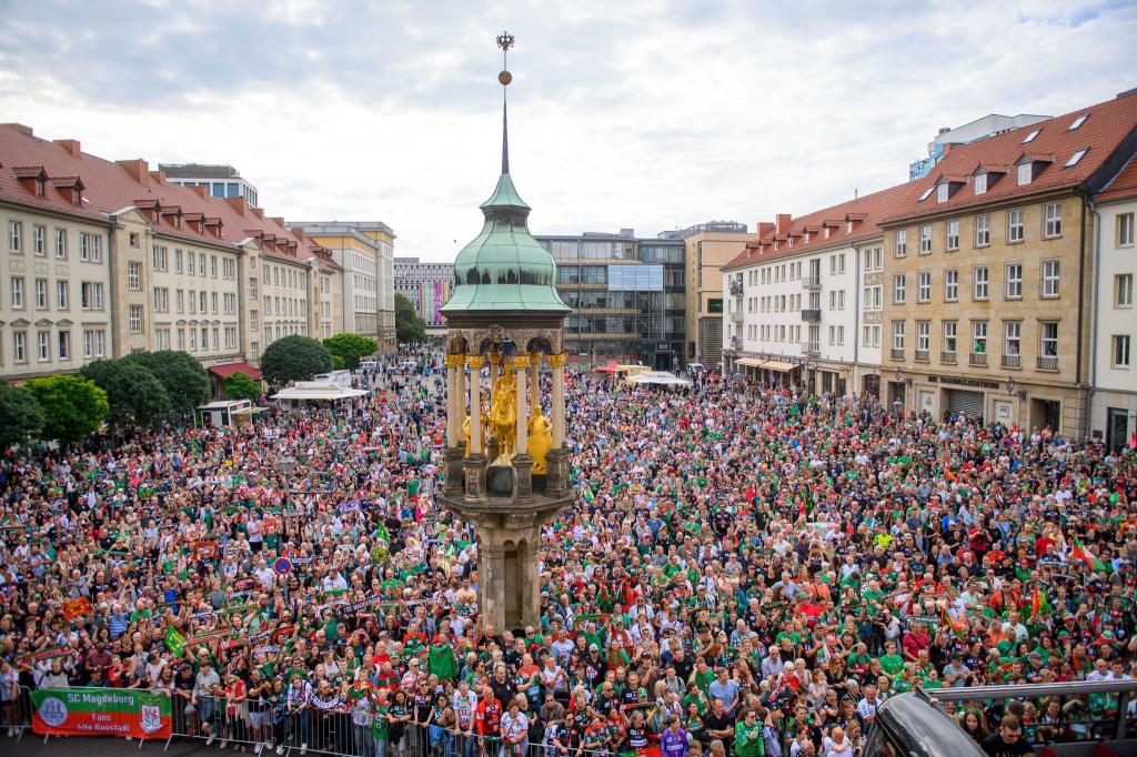 Auf dem Balkon des Rathauses feiert die Mannschaft des SC Magdeburg den Sieg im Finale der Handball-Champions-League. - Foto: Klaus-Dietmar Gabbert/dpa