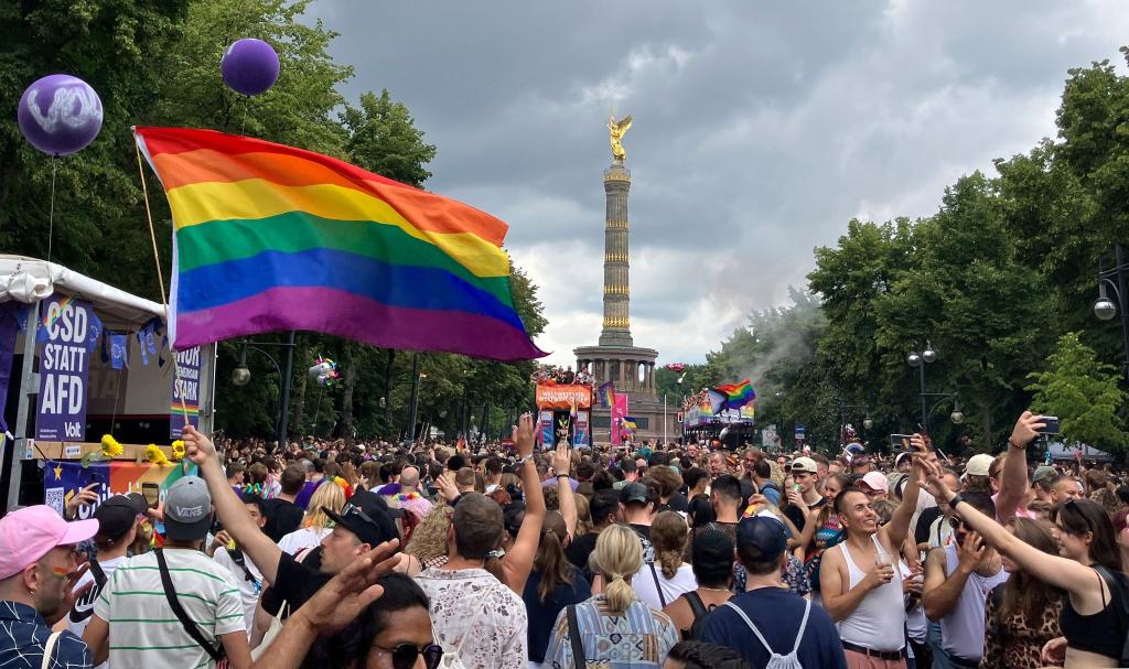 Der Christopher Street Day ist in Berlin ein Großevent - diesmal ohne das Regenbogennetzwerk der Bundestagsverwaltung. (Archivbild) - Foto: Anna Ross/dpa