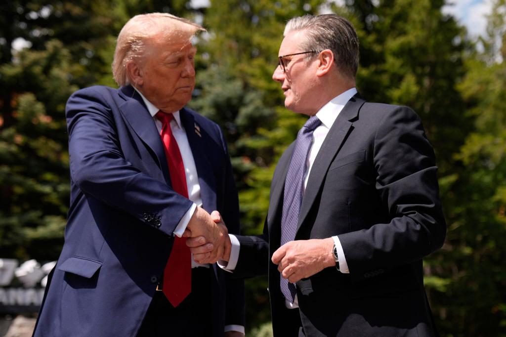 Trump und Starmer hatten ihren Handelspakt Anfang Mai verkündet - nun folgte beim G7-Gipfel der nächste Schritt. - Foto: Mark Schiefelbein/AP/dpa