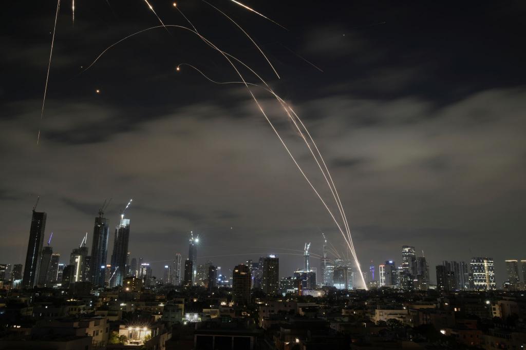 Die Angriffe des Irans auf Israel gehen weter. - Foto: Leo Correa/AP/dpa