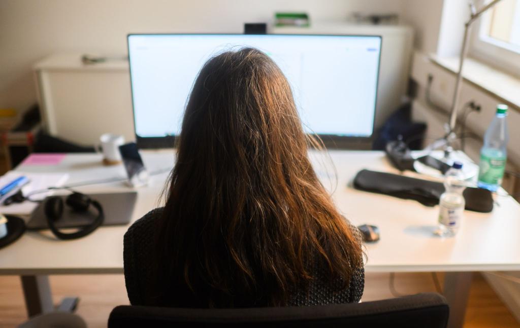 Am Arbeitsplatz sind nach einer neuen Umfrage Jobsicherheit und gutes Gehalt für viele Menschen weit wichtiger als Zusatzleistungen der Firma oder die Sinnhaftigkeit der Arbeit. (Symbolbild) - Foto: Julian Stratenschulte/dpa