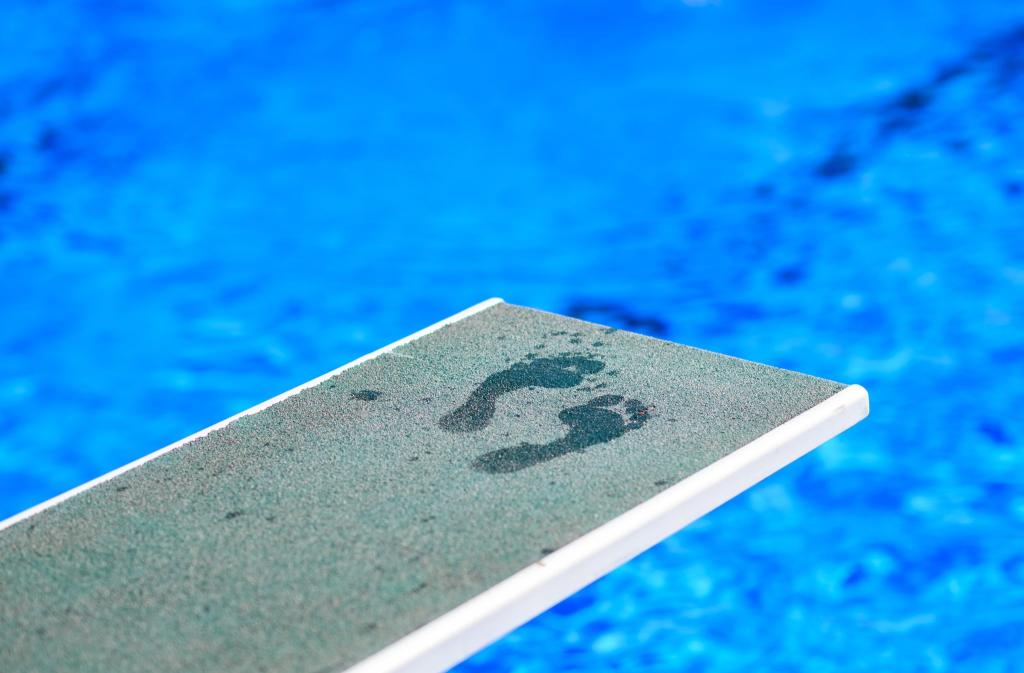 Je nach Region dauert der Weg ins nächste Freibad deutlich länger. (Symbolbild) - Foto: Julian Stratenschulte/dpa