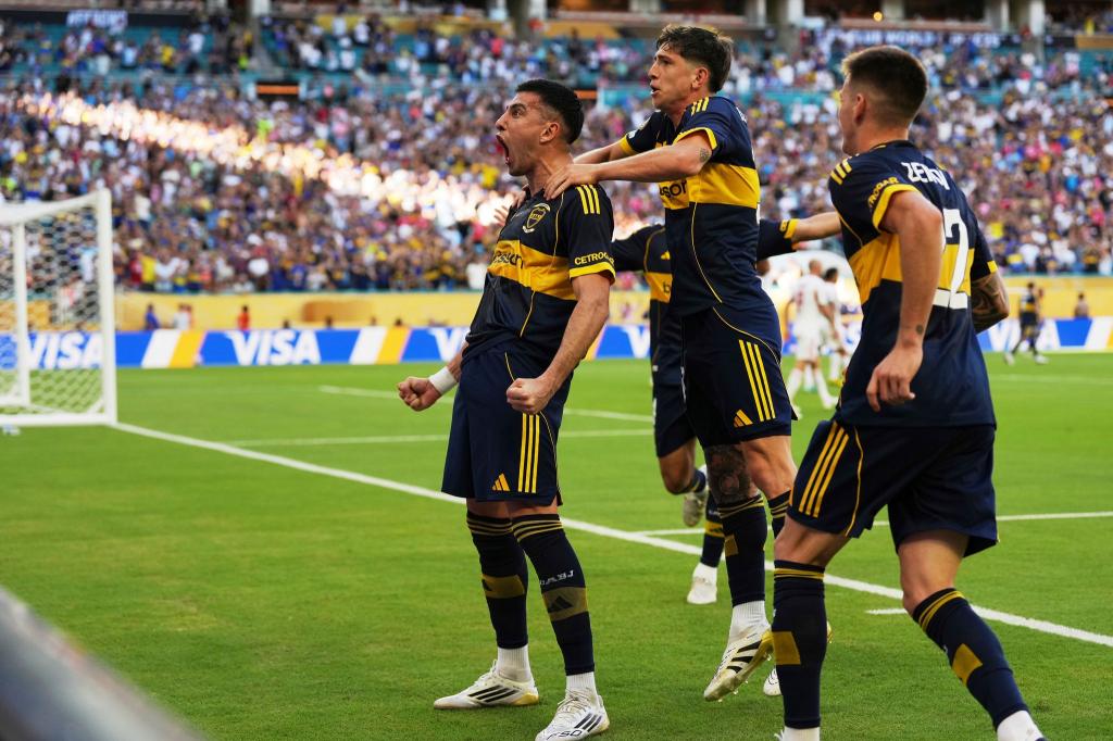 Rodrigo Battaglia (l) jubelt nach seinem Treffer für die Boca Juniors. - Foto: Rebecca Blackwell/AP/dpa