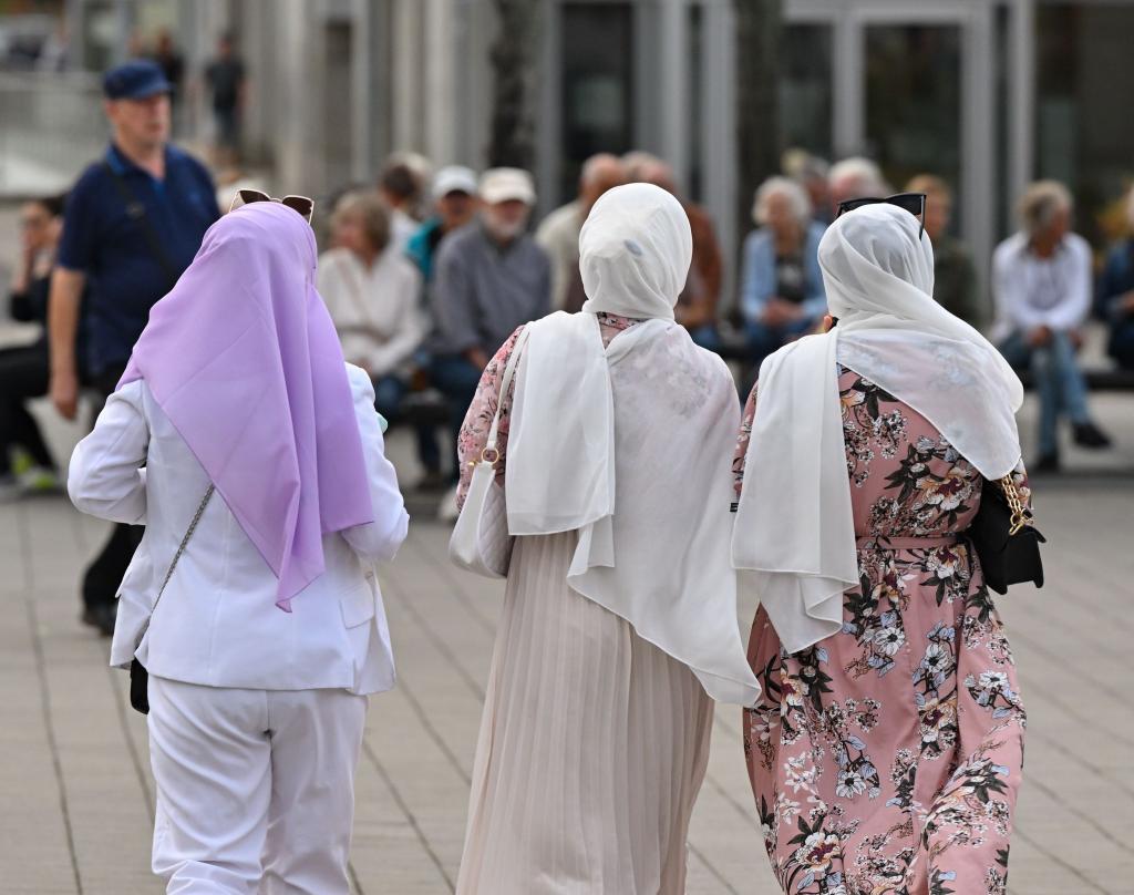Frauen, die Kopftuch tragen, werden besonders häufig zur Zielscheibe. (Symbolbild) - Foto: Patrick Pleul/dpa