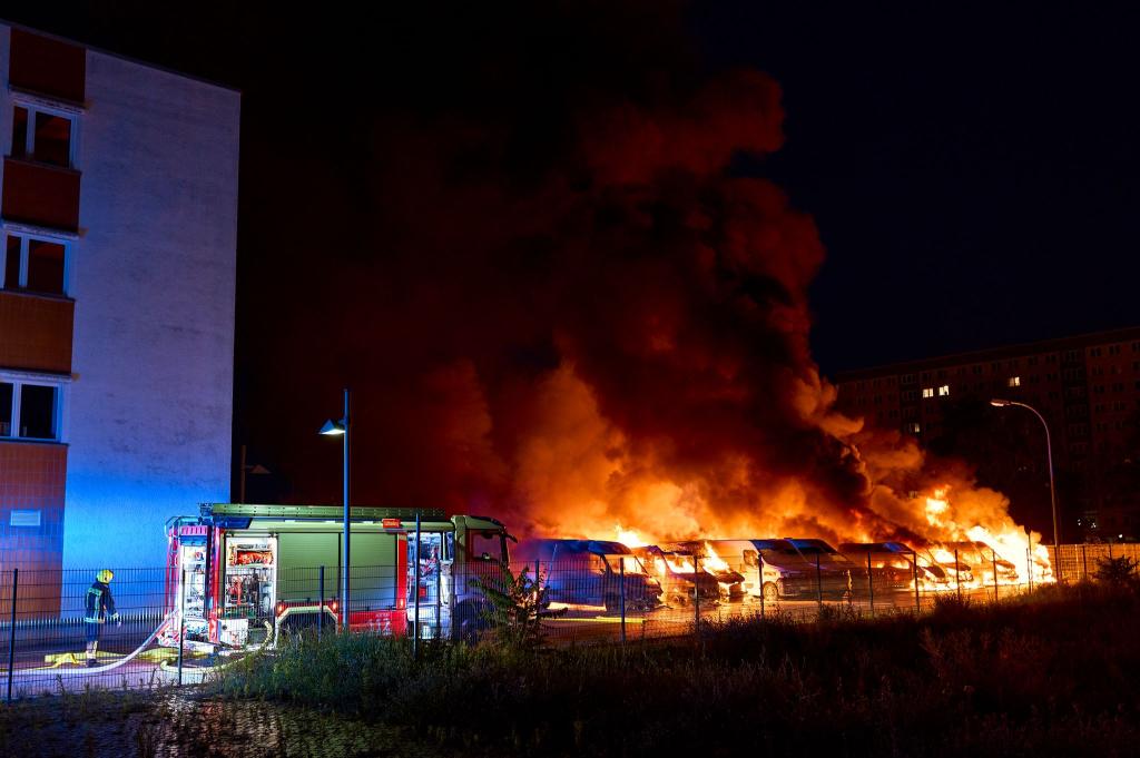 Fast 100 Einsatzkräfte sind bei der Brandbekämpfung zum Einsatz gekommen. - Foto: Michael Ukas/dpa