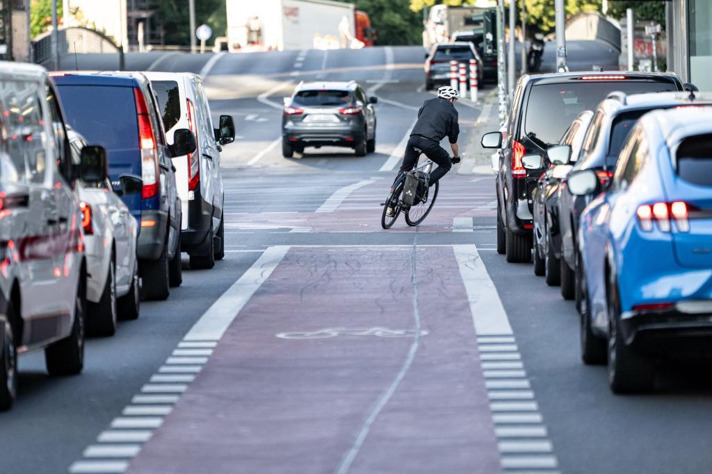 Eigene Fahrradstreifen können auch zwischen Fahrbahnen liegen. (Archivbild) - Foto: Fabian Sommer/dpa