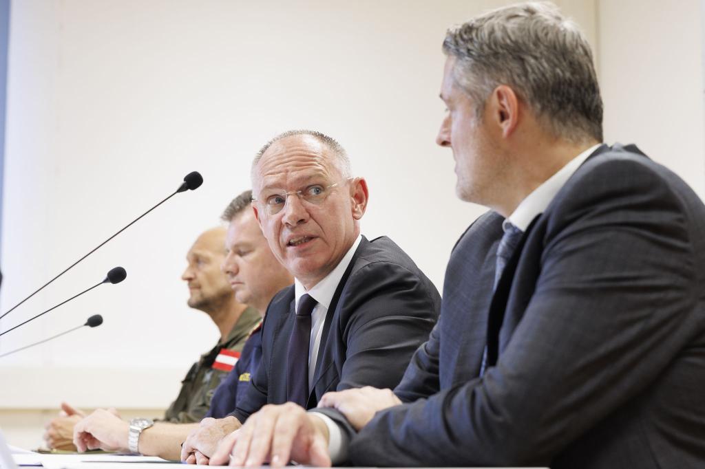 Österreichs Innenminister informierte mit Ermittlern über die bisherigen Erkenntnisse. - Foto: Erwin Scheriau/APA/dpa