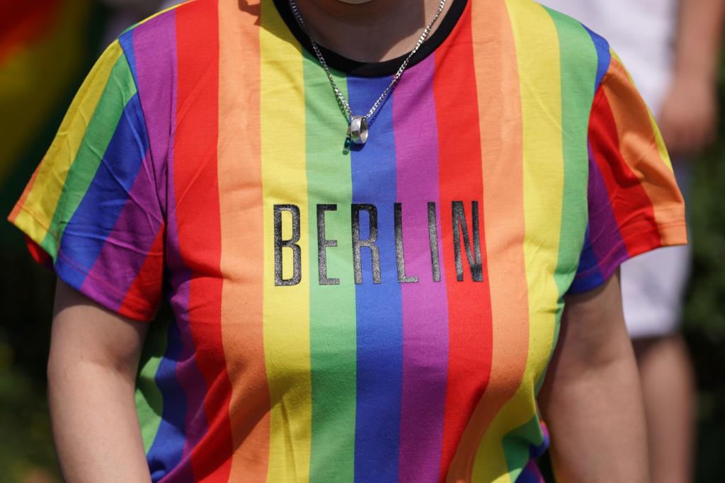 Darf das Regenbogennetzwerk des Bundestags am Christopher Street Day in Berlin teilnehmen? Darüber wird in scharfen Worten gestritten. (Archivbild) - Foto: Jörg Carstensen/dpa