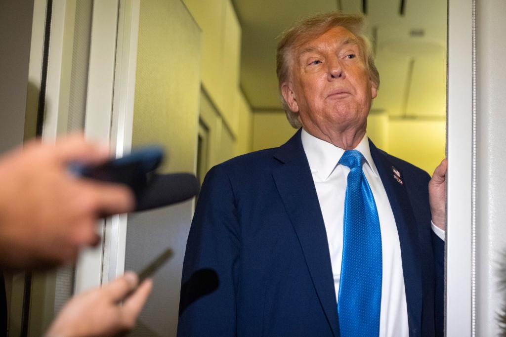 Donald Trump wendet sich mit scharfen Drohungen an Teheran. - Foto: Mark Schiefelbein/AP/dpa