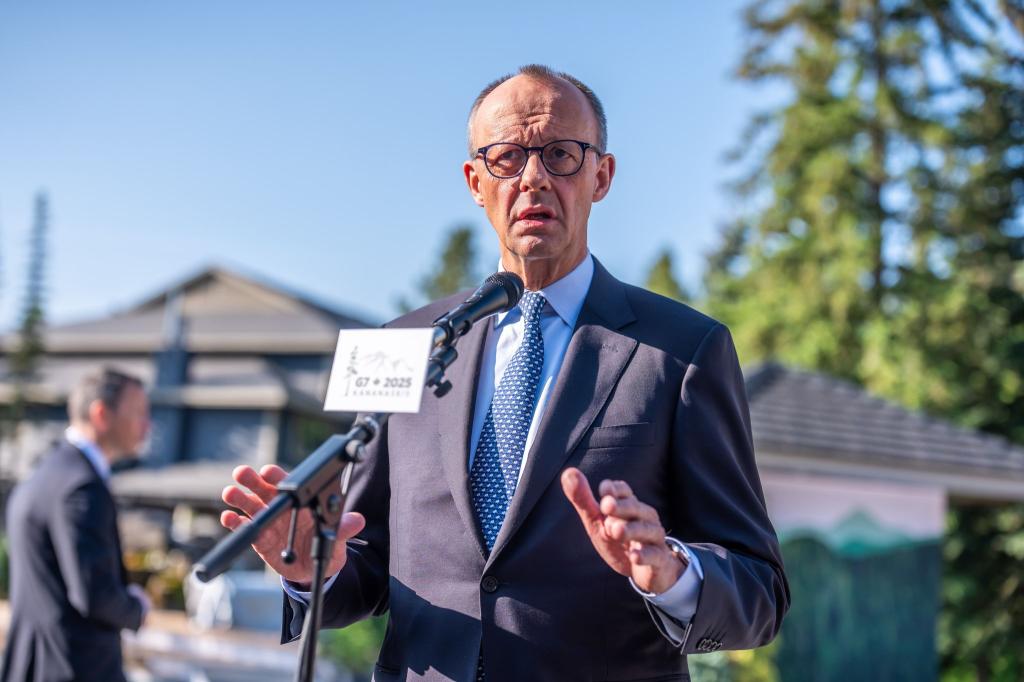 Kanzler Friedrich Merz hofft auf einen Deal für die deutsche Autoindustrie. - Foto: Michael Kappeler/dpa-Pool/dpa