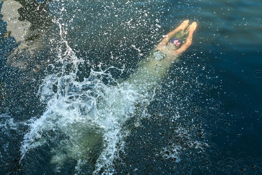 Nassforscher Protest: Ein Teilnehmer einer Schwimmdemo gegen das Badeverbot in der Spree in Berlin springt ins Wasser der Spree. - Foto: Jens Kalaene/dpa