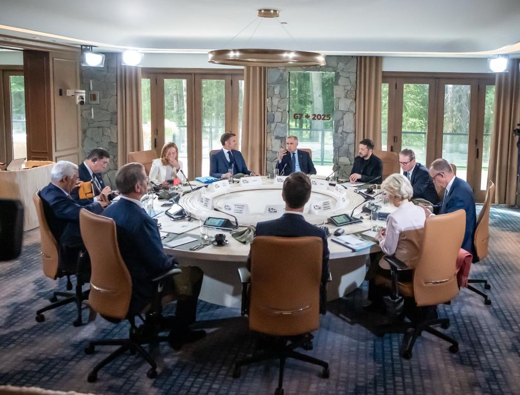 Mit Selenskyj, aber ohne Trump: Der G7-Gipfel nach der Abreise des US-Präsidenten. - Foto: Michael Kappeler/dpa POOL/dpa