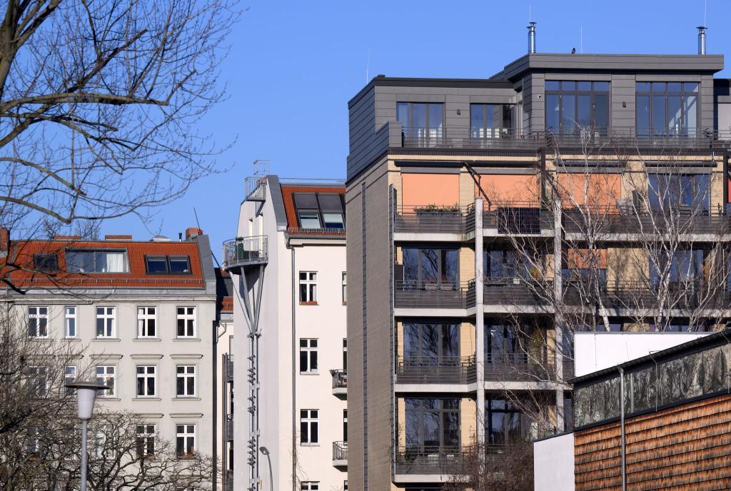 Besonders in Berlin sind die im Internet angebotenen Mieten in die Höhe geschossen. (Illustration) - Foto: Bernd von Jutrczenka/dpa