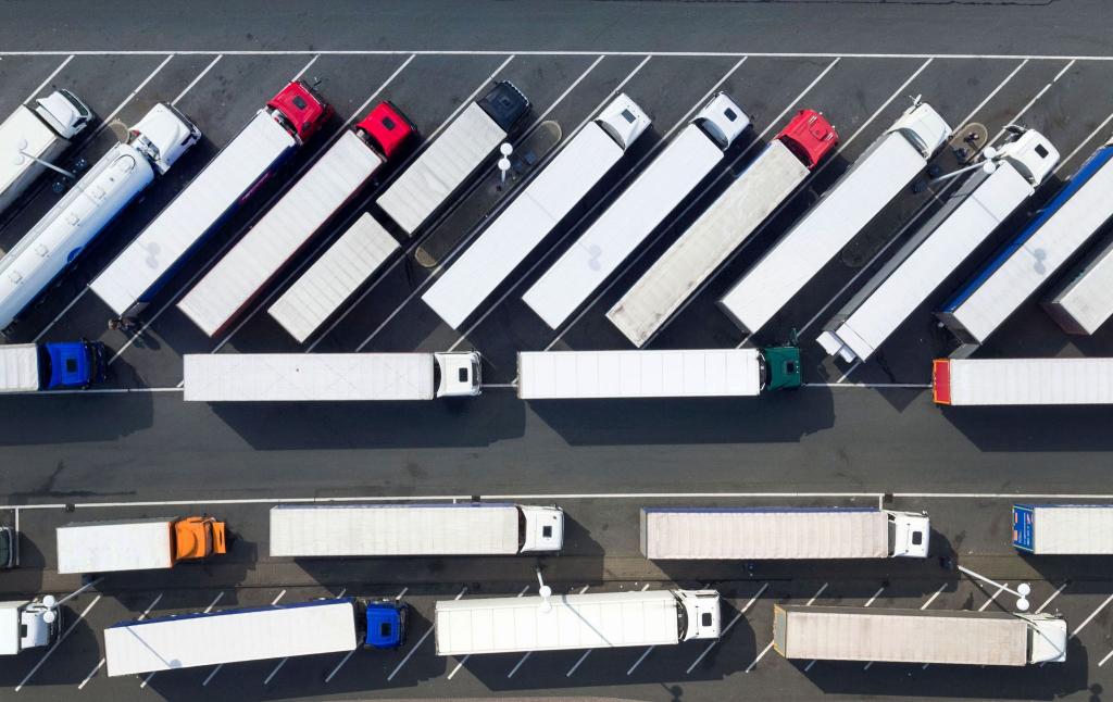 Wer als Lkw-Fahrer oder -Fahrerin einen Parkplatz sucht, ist oft gezwungen, an ungeeigneten Stellen zu halten. (Symbolbild) - Foto: Arnulf Stoffel/dpa