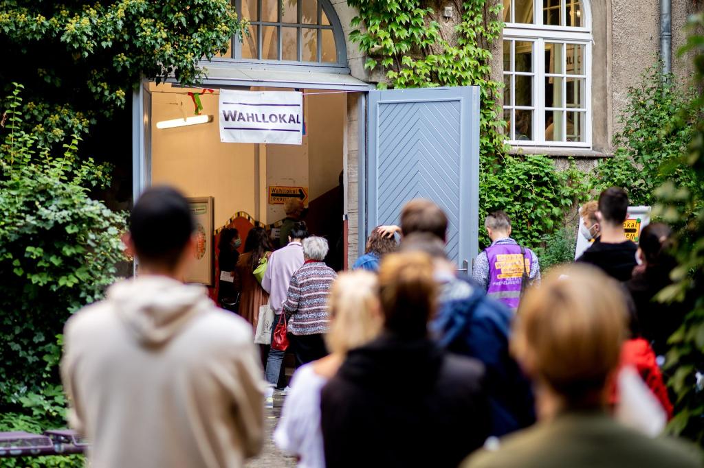 Der Soziologe Ansgar Hudde stellt in einem neuen Buch die These auf, dass Deutschlands Wahlbezirke gemischter sind als gedacht (Archivbild). - Foto: Hauke-Christian Dittrich/dpa