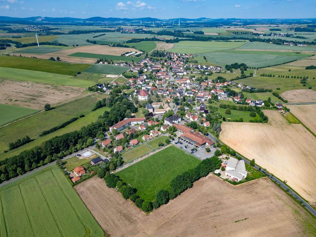 Auch auf dem Land versuchen viele Initiativen, kulturelle Angebote zu organisieren und den Zusammenhalt zu stärken. (Archivbild) - Foto: Robert Michael/dpa