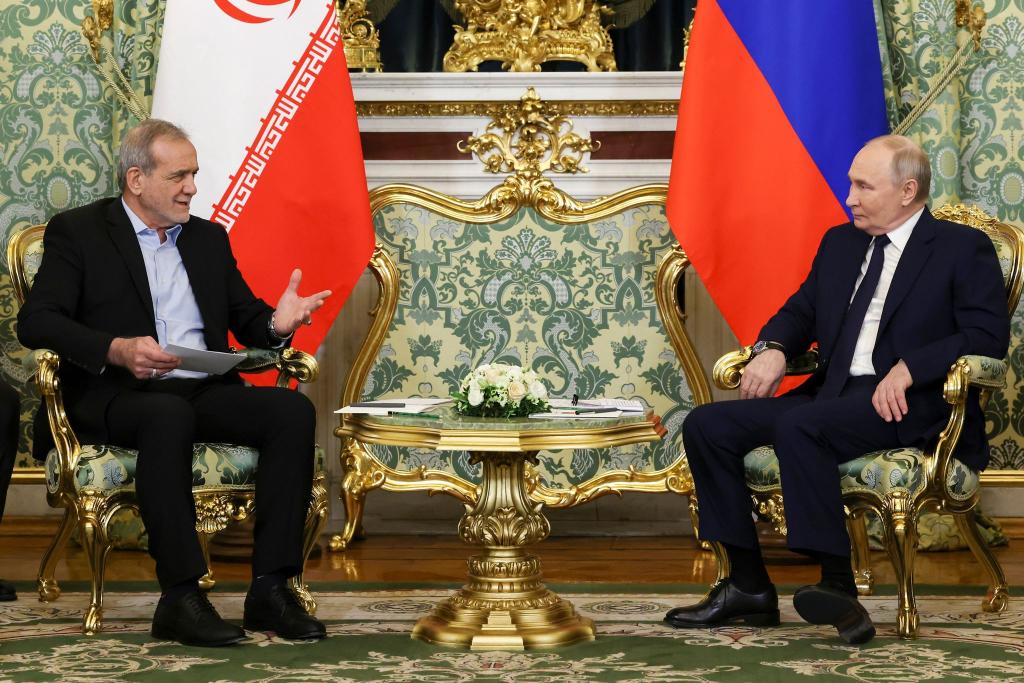 Russland und der Iran haben eine strategische Partnerschaft geschlossen - allerdings ohne eine Klausel über einen gegenseitigen militärischen Beistand. (Archivbild) - Foto: Vyacheslav Prokofyev/Pool Sputnik Kremlin/AP/dpa