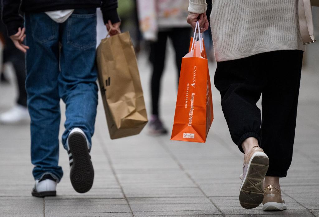 Viele Menschen in Deutschland sparen wegen der gestiegenen Preise bei Mode. - Foto: Monika Skolimowska/dpa
