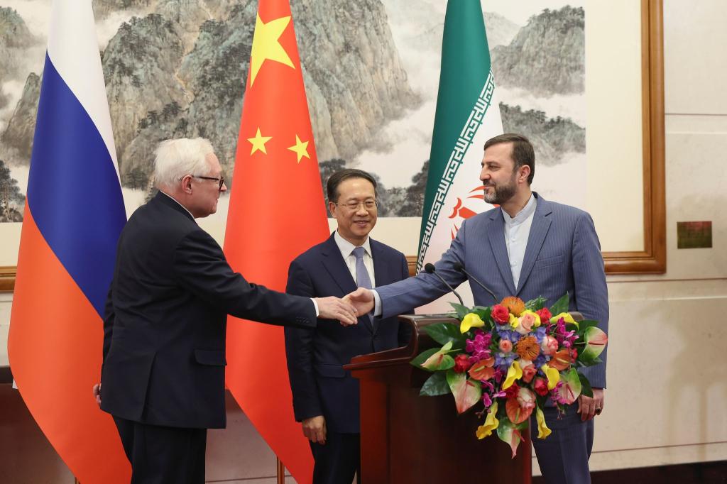 Russlands Vizeaußenminister Rjabkow gibt bei einem Treffen dem iranischen Vizeaußenminister Kazem Gharibabadi die Hand. (im Hintergrund Chinas Vizeaußenminister Ma Zhaoxu - Archivbild) - Foto: Lintao Zhang/Pool Getty/AP/dpa
