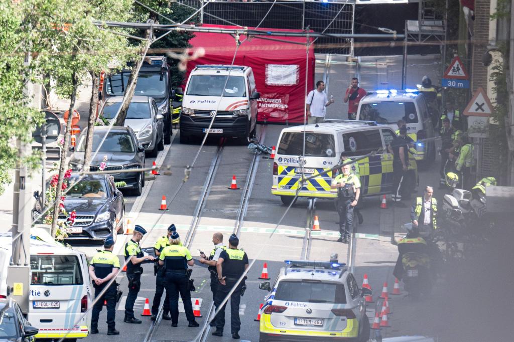 An einem Zebrastreifen wurde das Kind von einem Einsatzwagen der Polizei erfasst. - Foto: Jonas Roosens/Belga/dpa